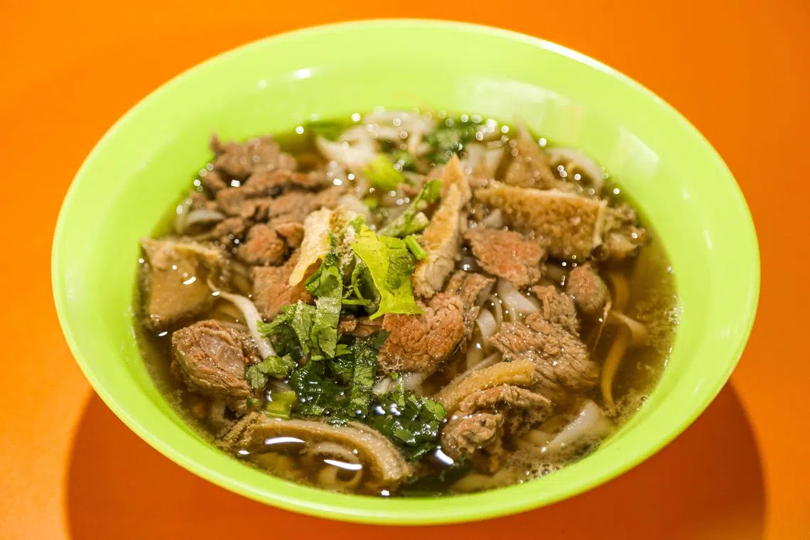 成成熟食的潮式牛杂粿条汤，汤底清澈香甜。（刘欣怡摄）