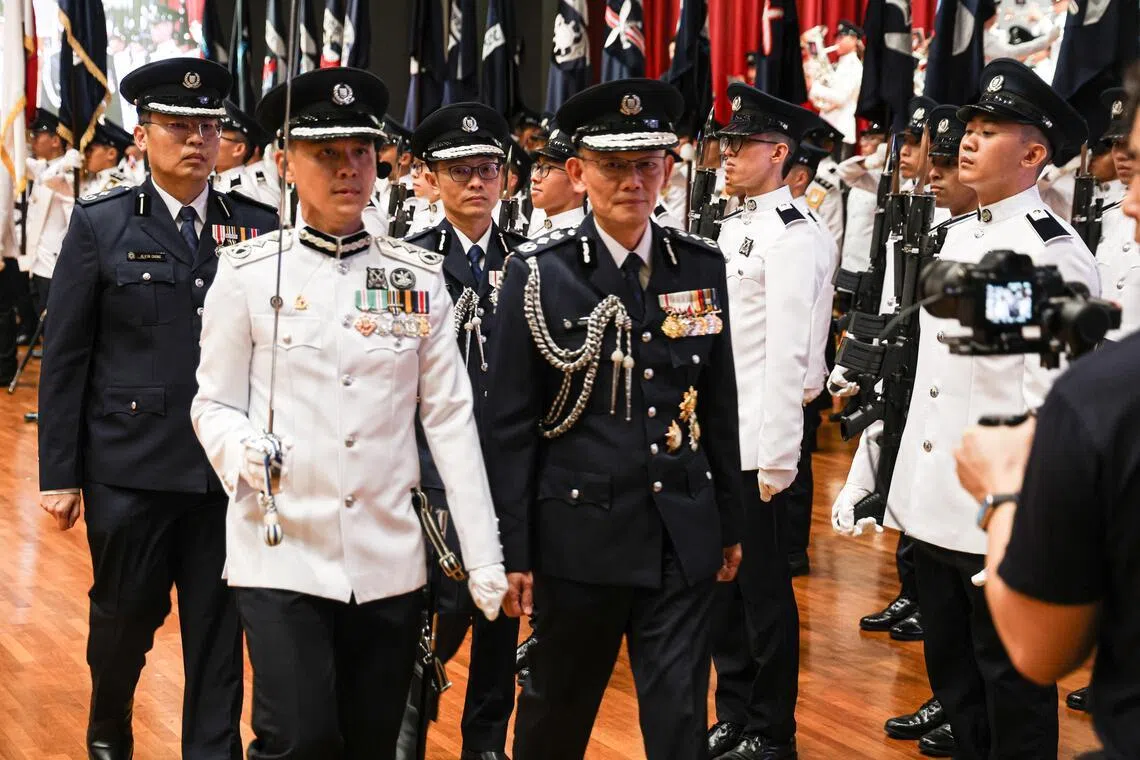 警察总监交接仪式星期一在内政群英学院举行，超过2000名警员、受邀嘉宾，以及海外警队代表出席。即将卸任的警察总监云维德（右）检阅了警察仪仗部队。（关俊威摄）