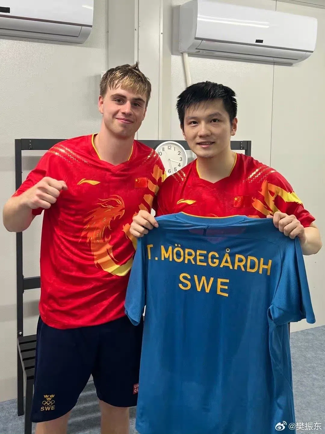 2024年巴黎奥运会结束后，樊振东（右）与莫雷加德交换球衣。（取自樊振东微博）