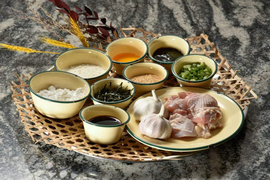 蜜汁酱蒜炸鸡所需的食材简单，多数是家中常备的。（伍书永摄／特约）