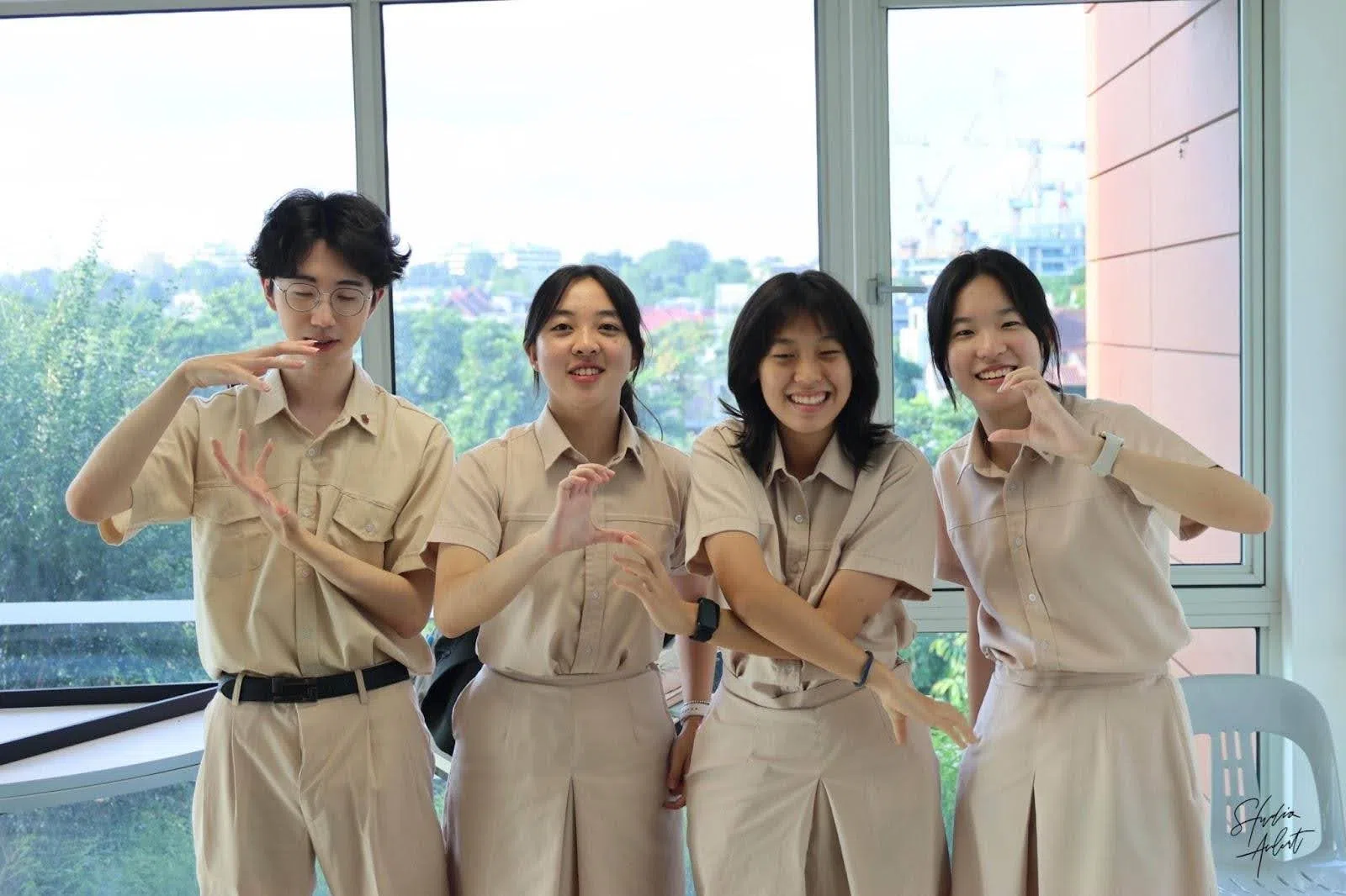 正方辩手（右起）：一辩曾馨漪、二辩王加慕、三辩杨添、四辩赵洺锋。（华侨中学高中部提供）