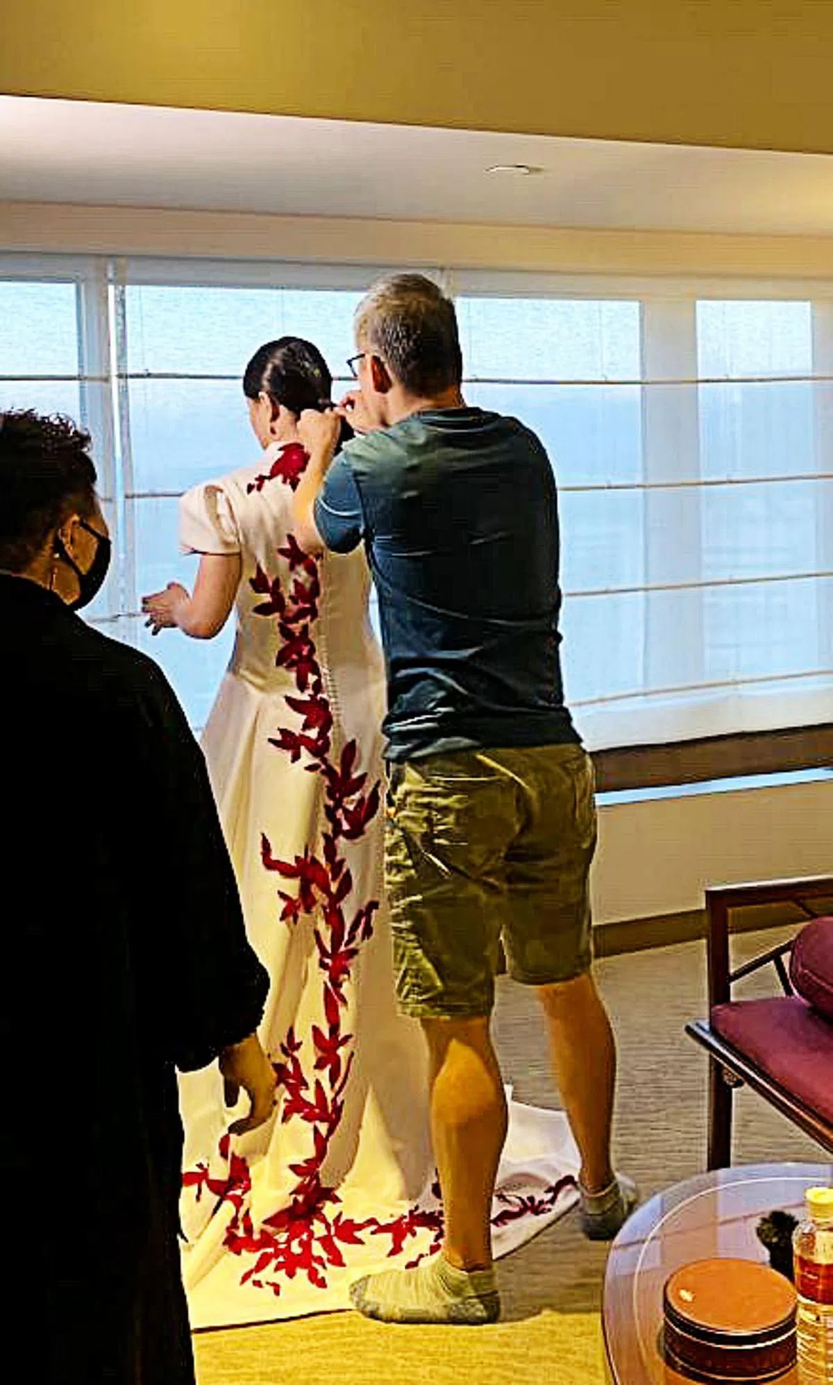 金马奖颁奖典礼当天，洪伟文为姐姐洪慧芳整理发型和礼服的这一幕，被郑各评拍下。