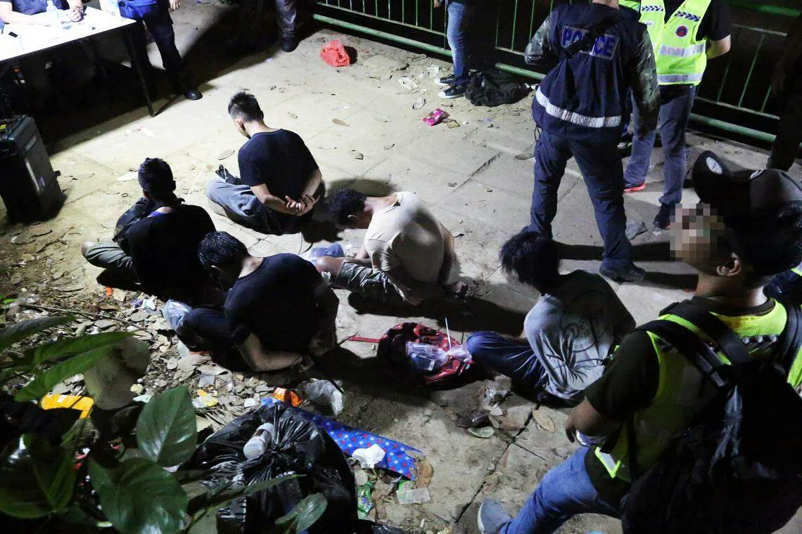 一些抵触移民法令的50岁以下男子，被判鞭刑后发现身体状况不适合受刑。移民（修正）法令新增条文，允许他们以罚款代替鞭刑。（庄耿闻摄）