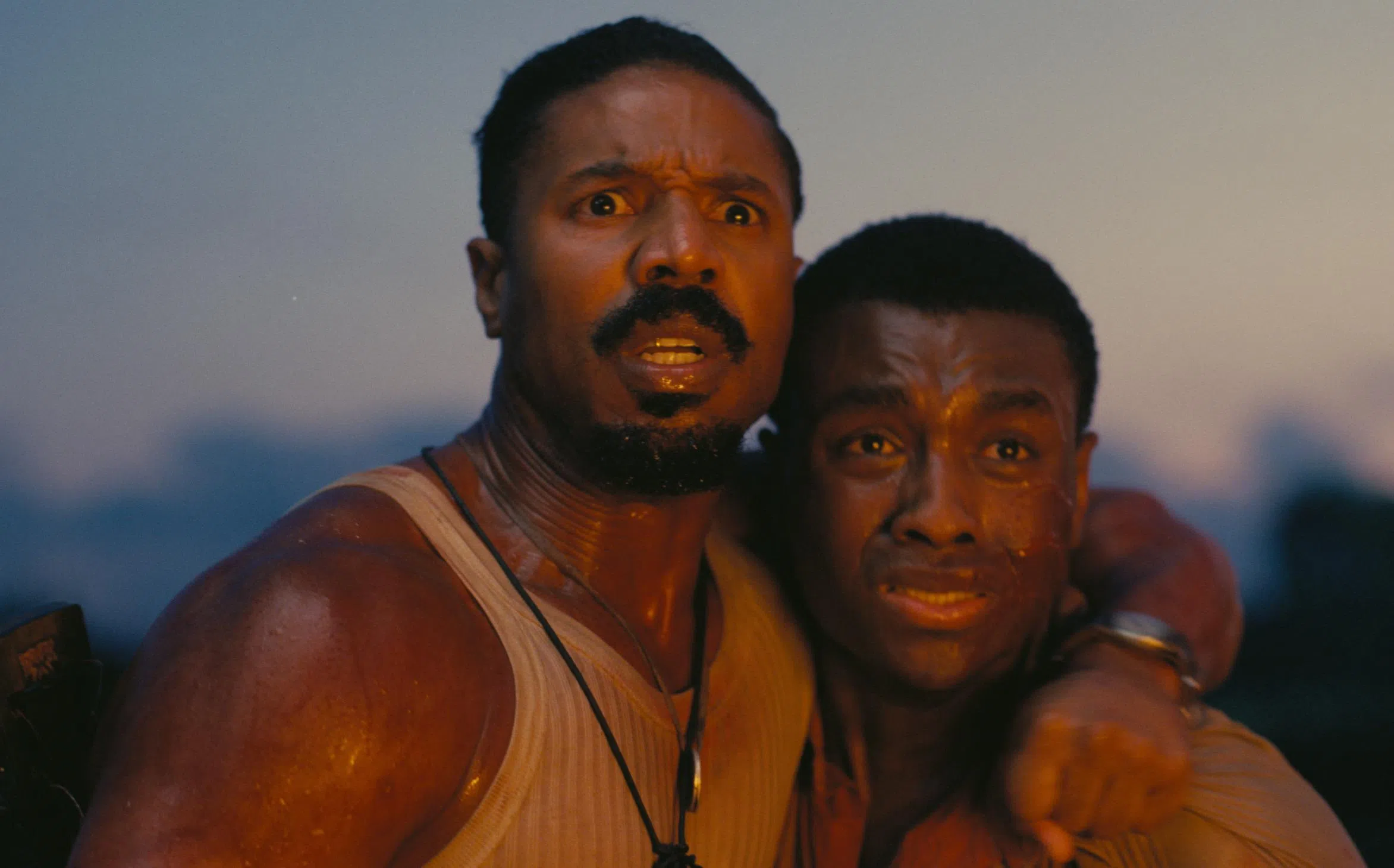 Michael B. Jordan（左）和Miles Caton在片中经历与吸血鬼搏斗的漫长一夜。（华纳兄弟提供）