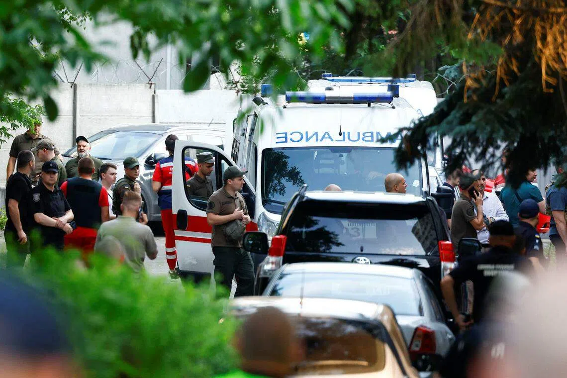 应急人员和安全部队在舍甫琴基夫斯基法院外执行任务。（路透社）