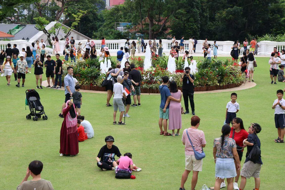 总统府举行国庆开放日吸引大批人潮，到场公众不仅庆祝新加坡建国58周年，也为即将卸任的哈莉玛总统送别。（梁麒麟摄）