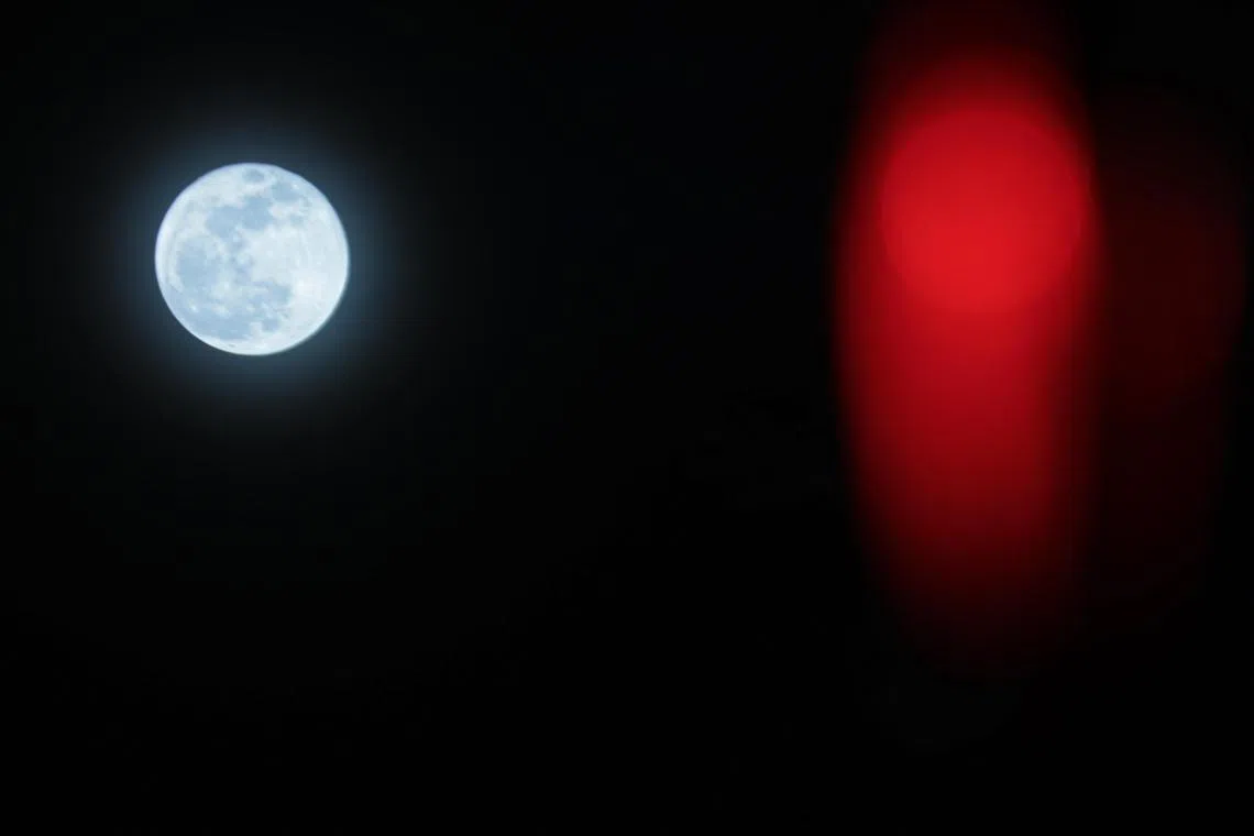 相比平时，星期三（9月18日）晚上的满月看起来大了约6％至7％。（李冠卫摄）