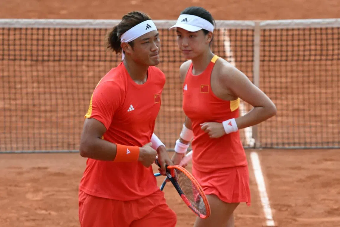 张之臻（左）和王欣瑜闯入网球混双决赛，为中国队写下历史。（法新社）