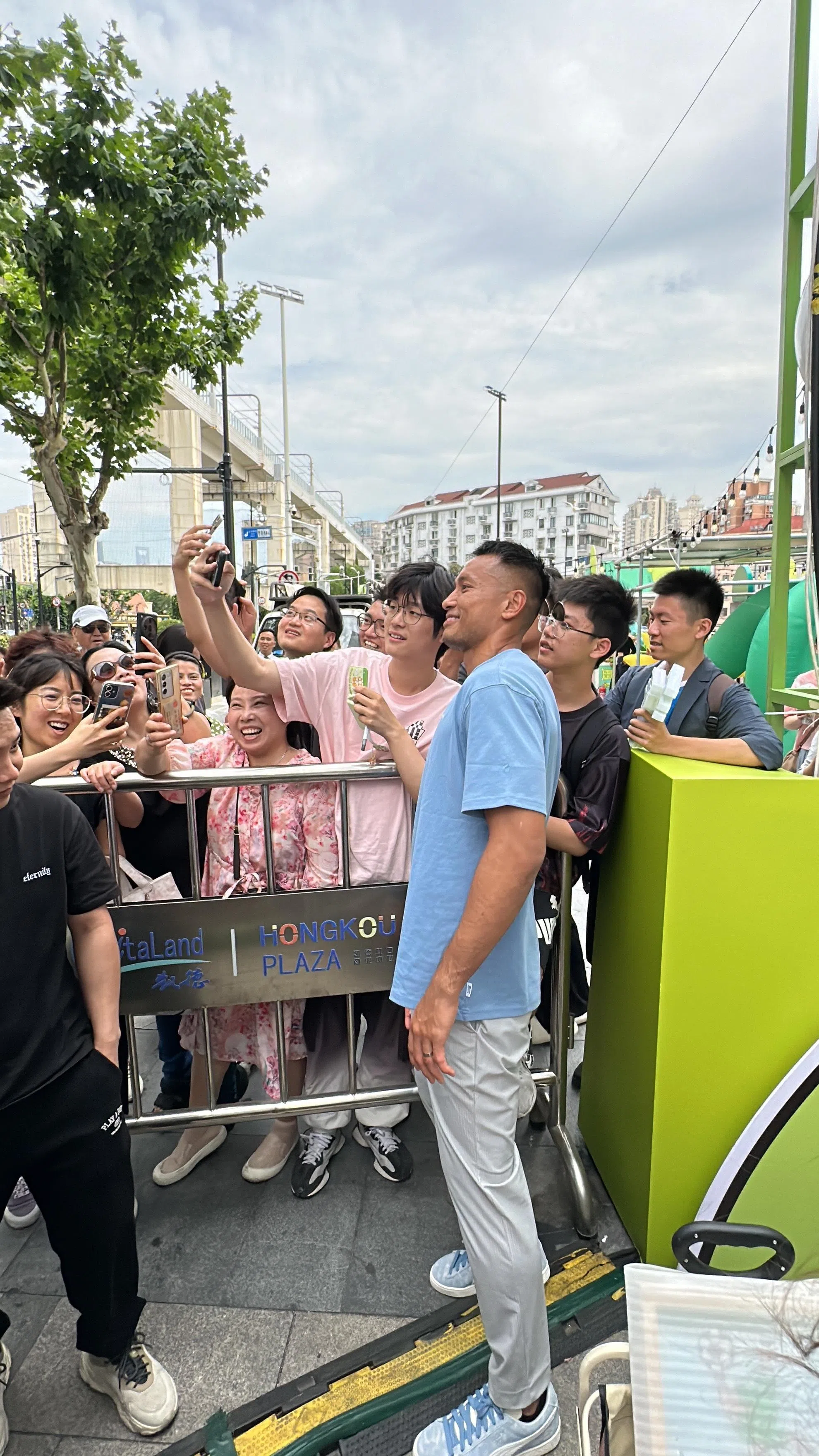 大批中国球迷在凯德虹口商业中心欢迎哈山，并争相与他合影。（陈婧摄）