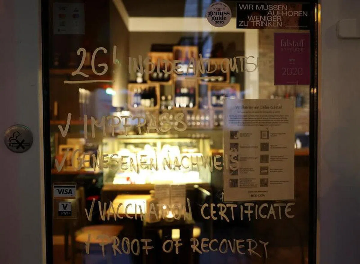 在德国柏林，各餐厅开始实施只允许已接种疫苗或已康复者进入的“2G”条规。（路透社）