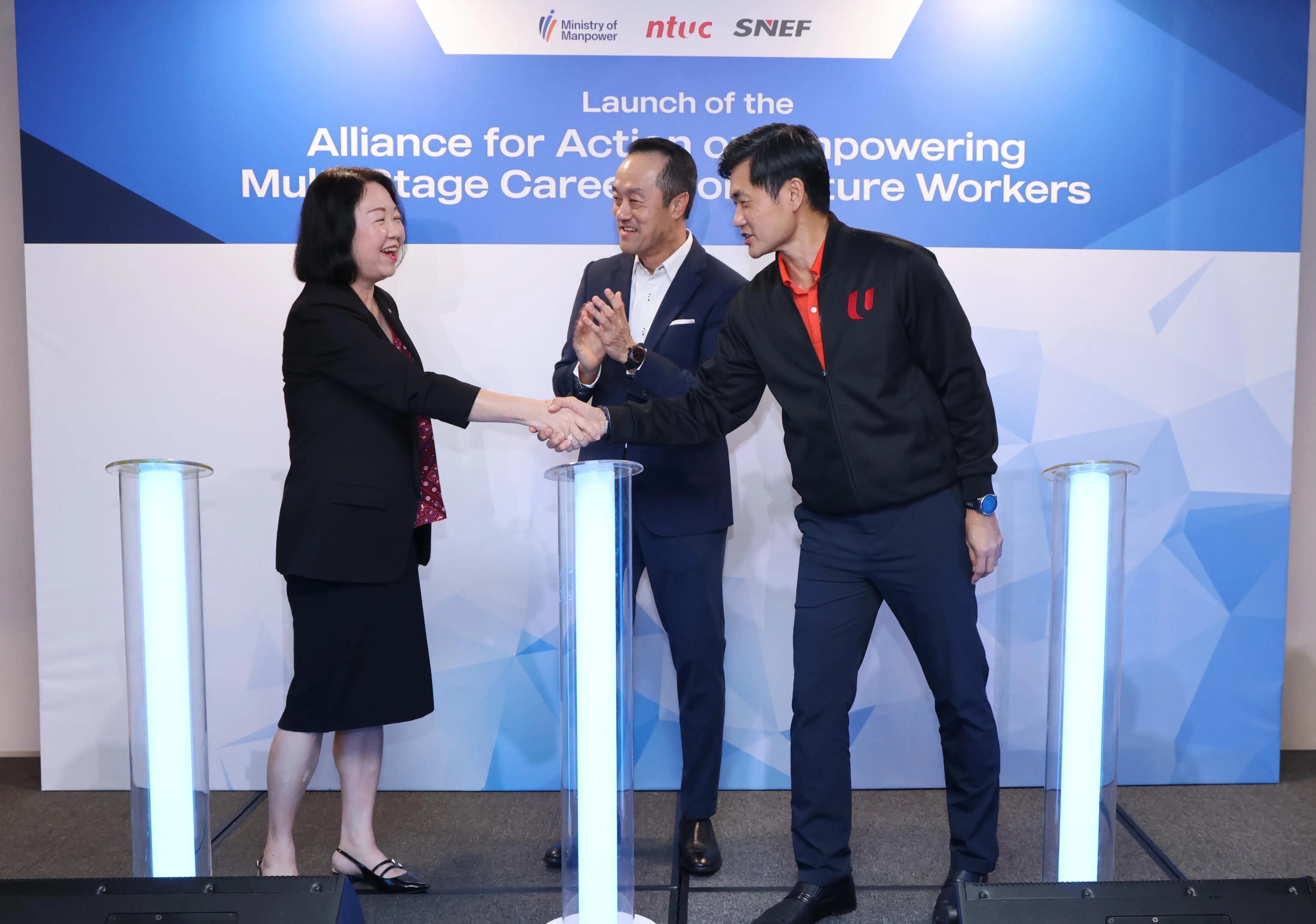 人力部兼卫生部高级政务部长许宝琨医生（中）、职总副秘书长陈国明（右）和全国雇主联合会副会长陈慧敏为熟龄员工多阶段职业生涯行动联盟主持推介。（梁麒麟摄）