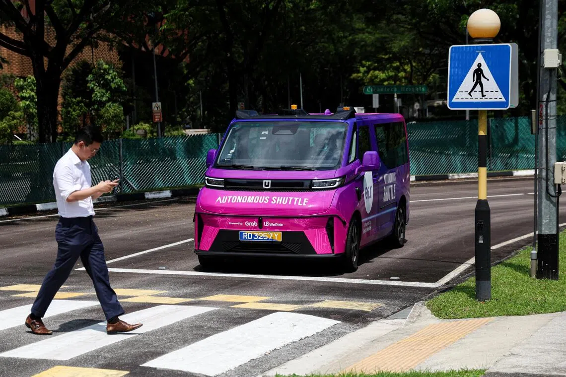裕廊CETRAN测试中，一名行人过马路，自动驾驶车在靠近时减速并停下，确保行人安全。（关俊威摄）
