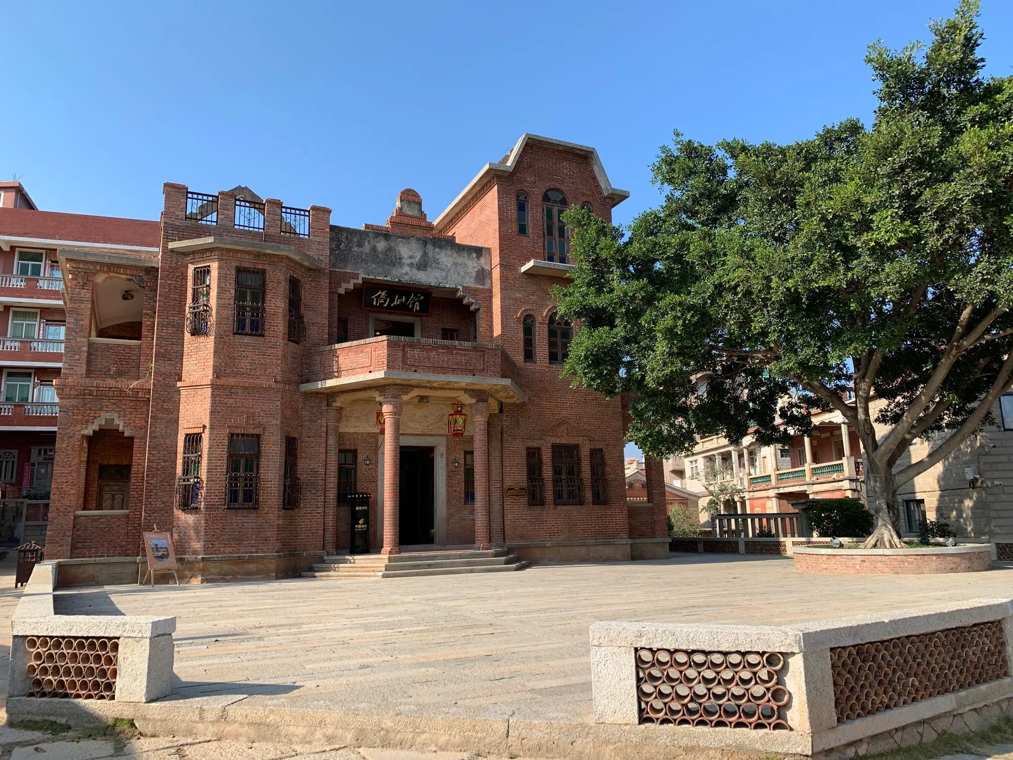 梧林村落的红砖厝建筑群，更像是一部立体的华侨史书。图为侨批馆。（顾功垒摄）