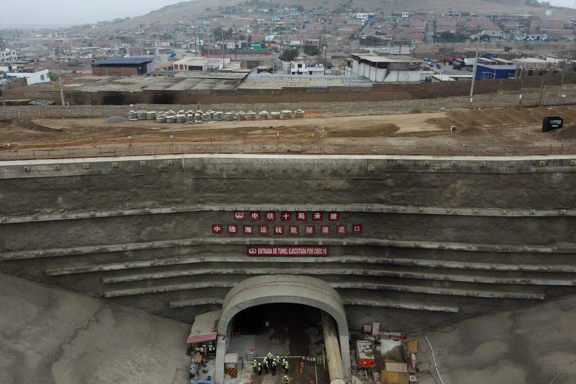 中国国有航运巨头中远海运在秘鲁投资13亿美元（17.63亿新元）建设中的钱凯港。此图摄于2023年8月22日。（路透社）