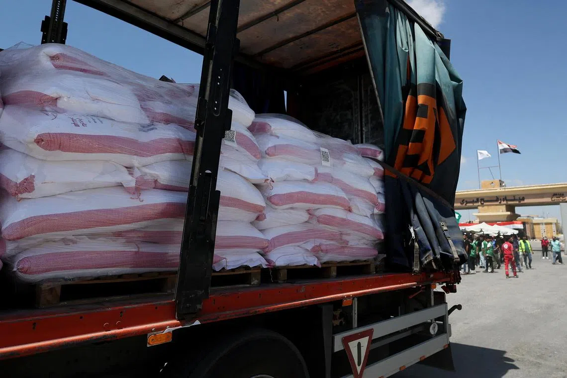 8月6日，一辆载着面粉的卡车在埃及和加沙地带之间的拉法口岸埃及一侧等候进入加沙地带。（路透社）