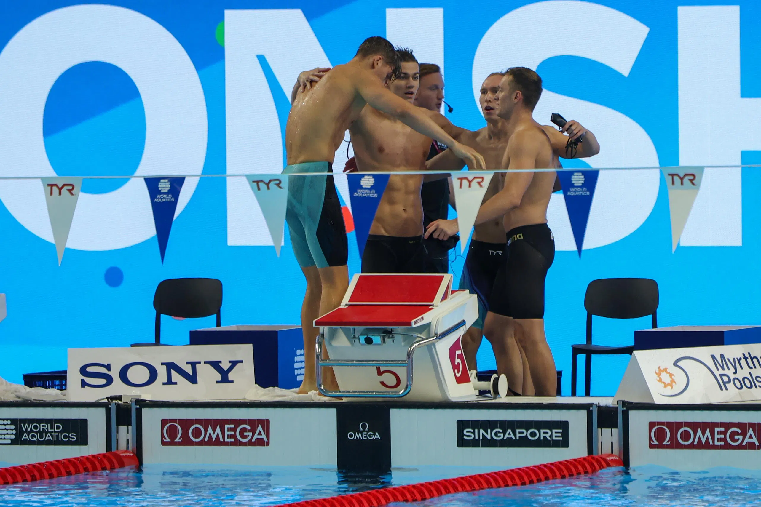 打破大会纪录并夺冠，中立运动员B队抱在一起庆祝。（白艳琳摄）