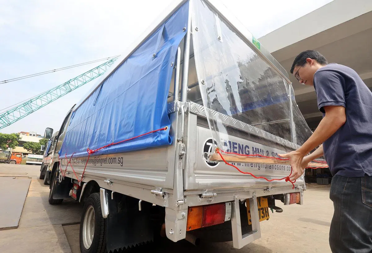 为保障客工安全，1月1日起新注册的载客罗厘须安装遮雨篷布。（萧紫薇摄）