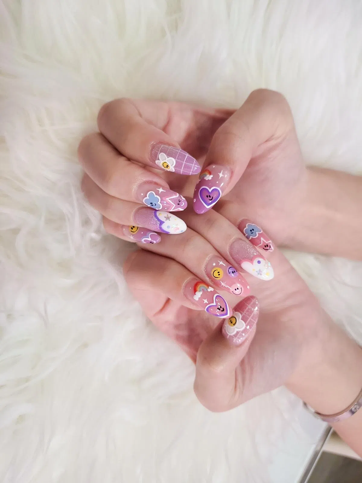 Glitzy Fingers推荐在指尖绘上笑脸，让夏季心 情开朗。（照片由受访者提供）