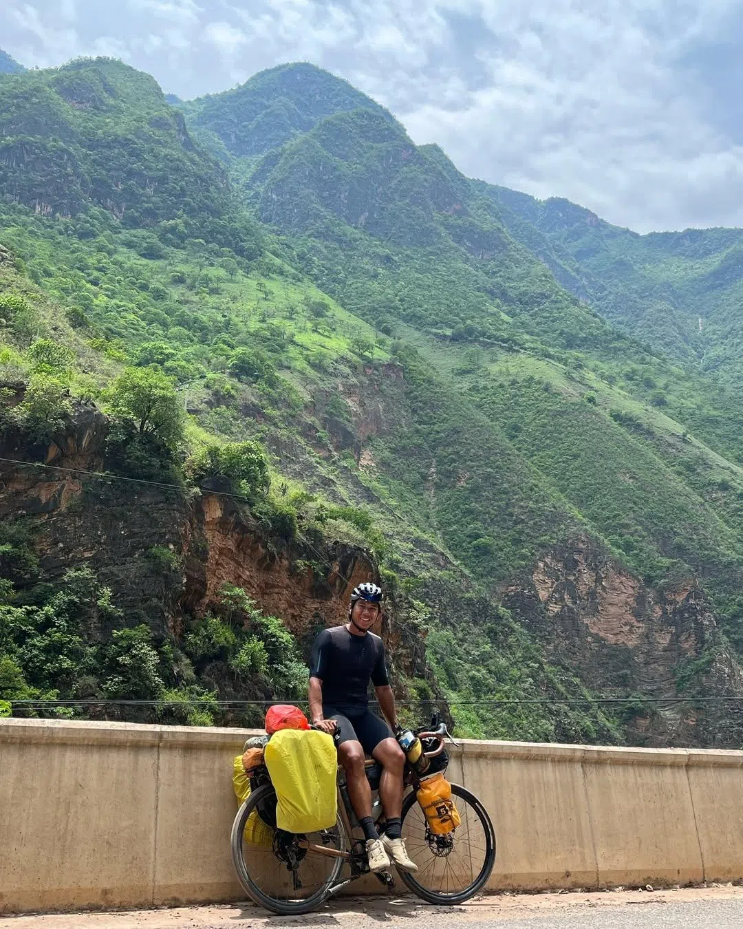 我国骑手拉马丹在去年初耗时113天，从新加坡一路骑到了中国云南。他也希望今年能参加环法新加坡绕圈赛的大众赛项。（取自受访者Instagram）