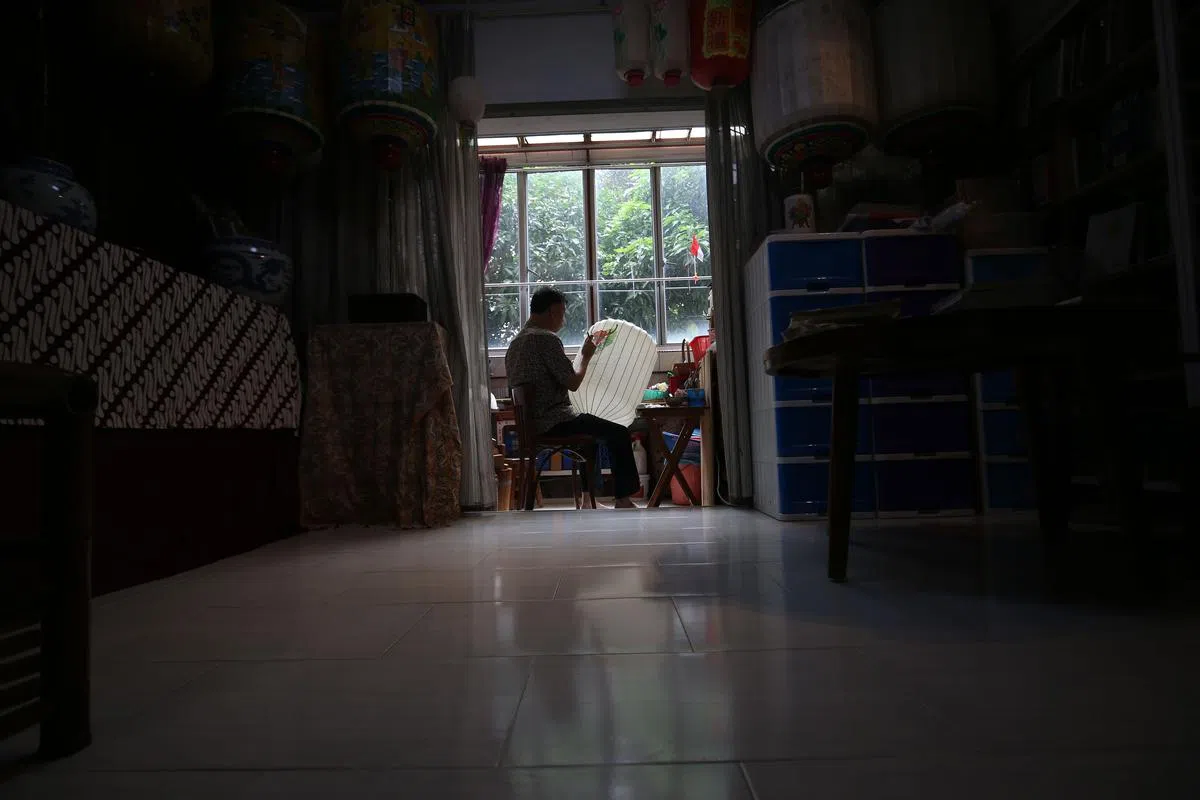 黄沛发现已退休，但对福建灯笼的热爱却越燃越旺，至今的订单应接不暇，但却期待继续克服挑战并进步自己。（摄影/叶振忠）