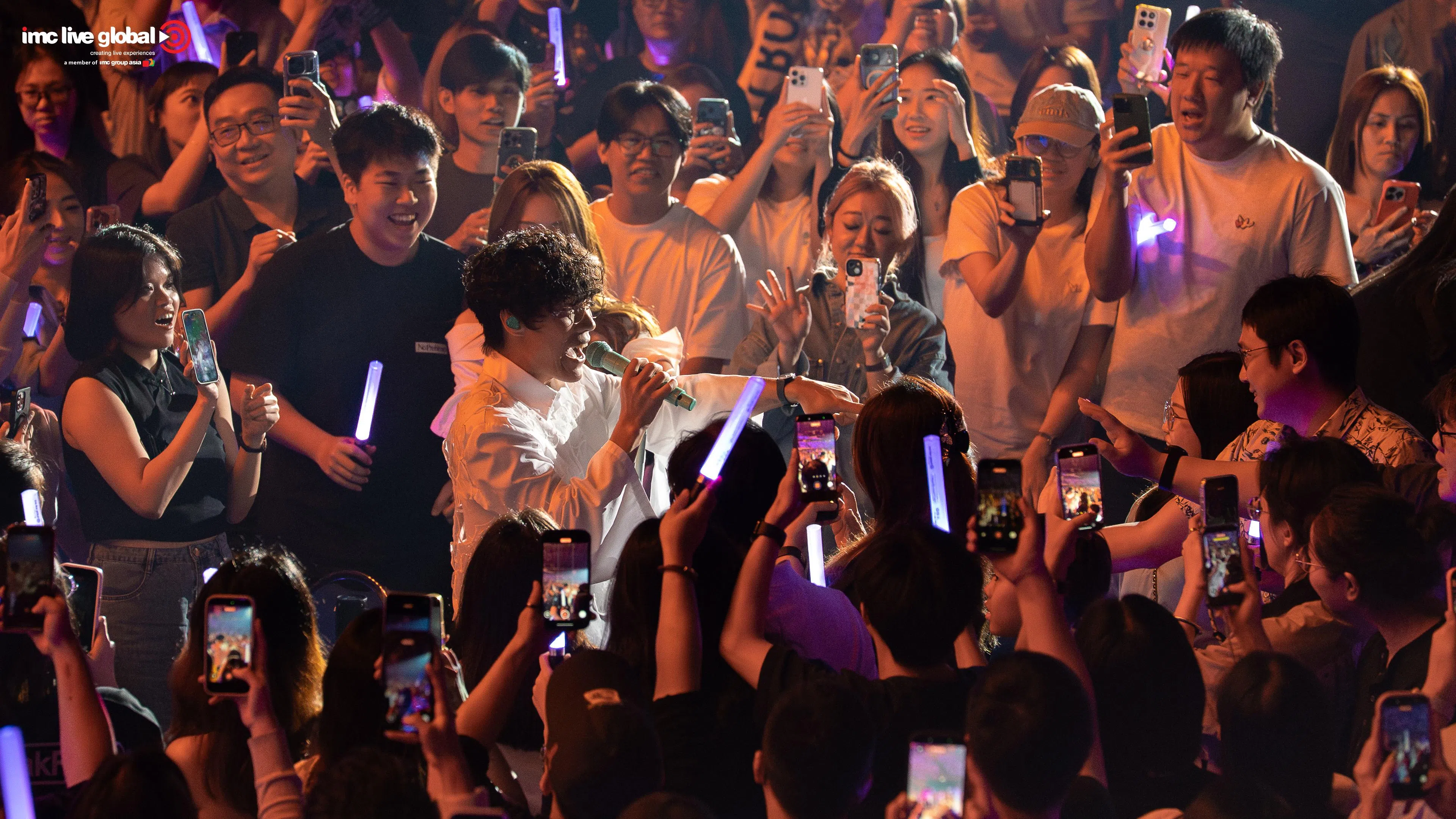 “小队长”下台和“小队员”们打成一片。（IMC提供）