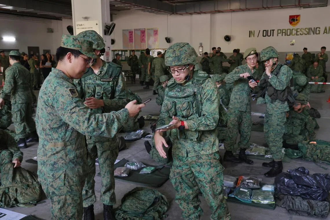 战备军人完成军备检查后，可通过OneNS应用出示二维码，扫描确认完成项目。（唐家鸿摄）
