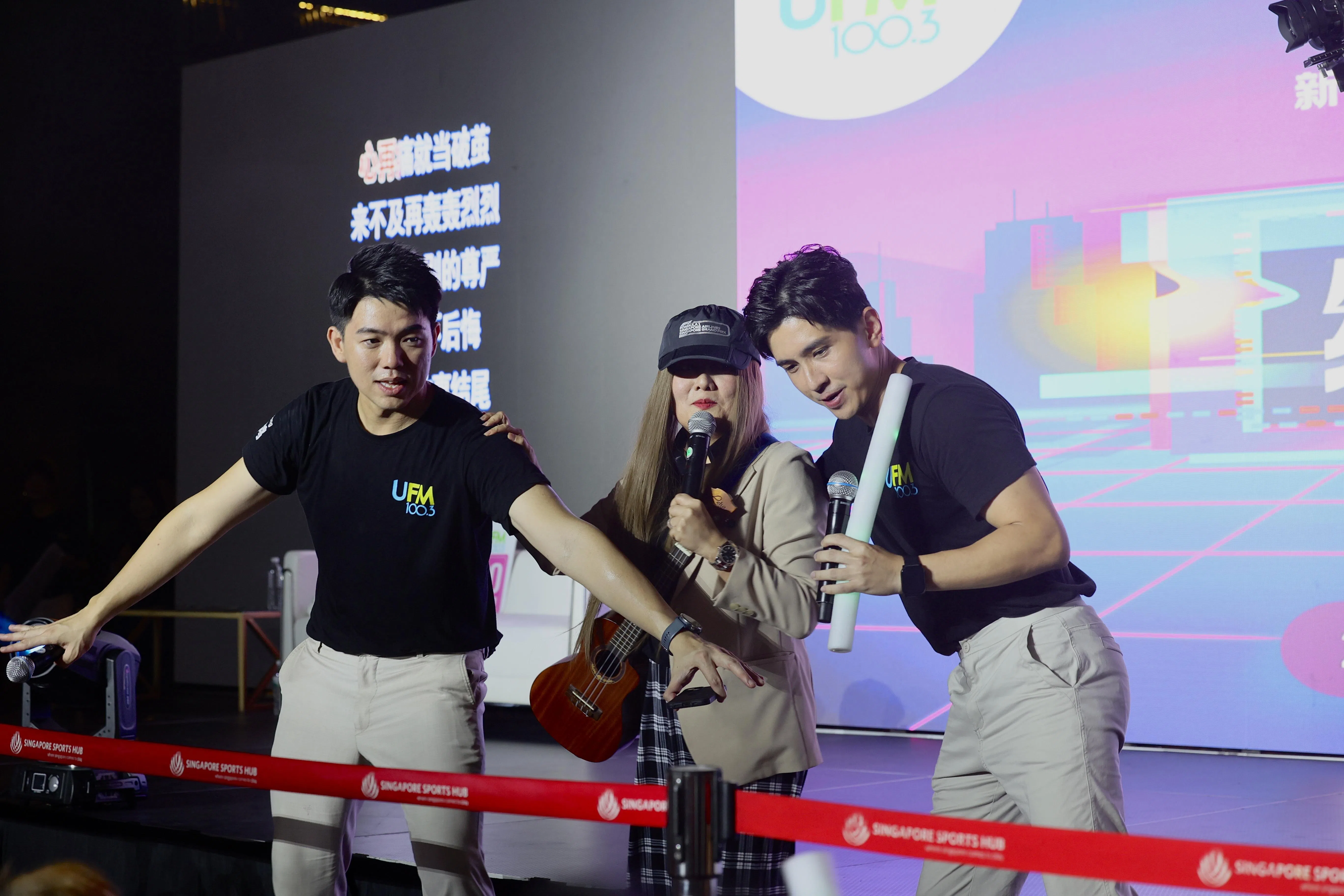 叶丽梅（中）变装搞笑模仿于文文唱《体面》，还边唱边走下台扮与歌迷握手，DJ李庆鸿（左）和詹靖禾（右）立刻保安上身，“笑”果十足。（龙国雄摄）