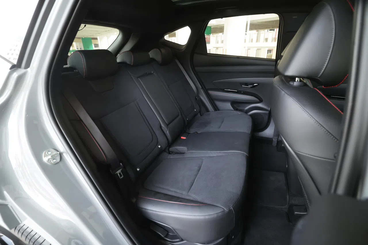 后座空间不大，配备冷气出风口。（蔡家增摄）