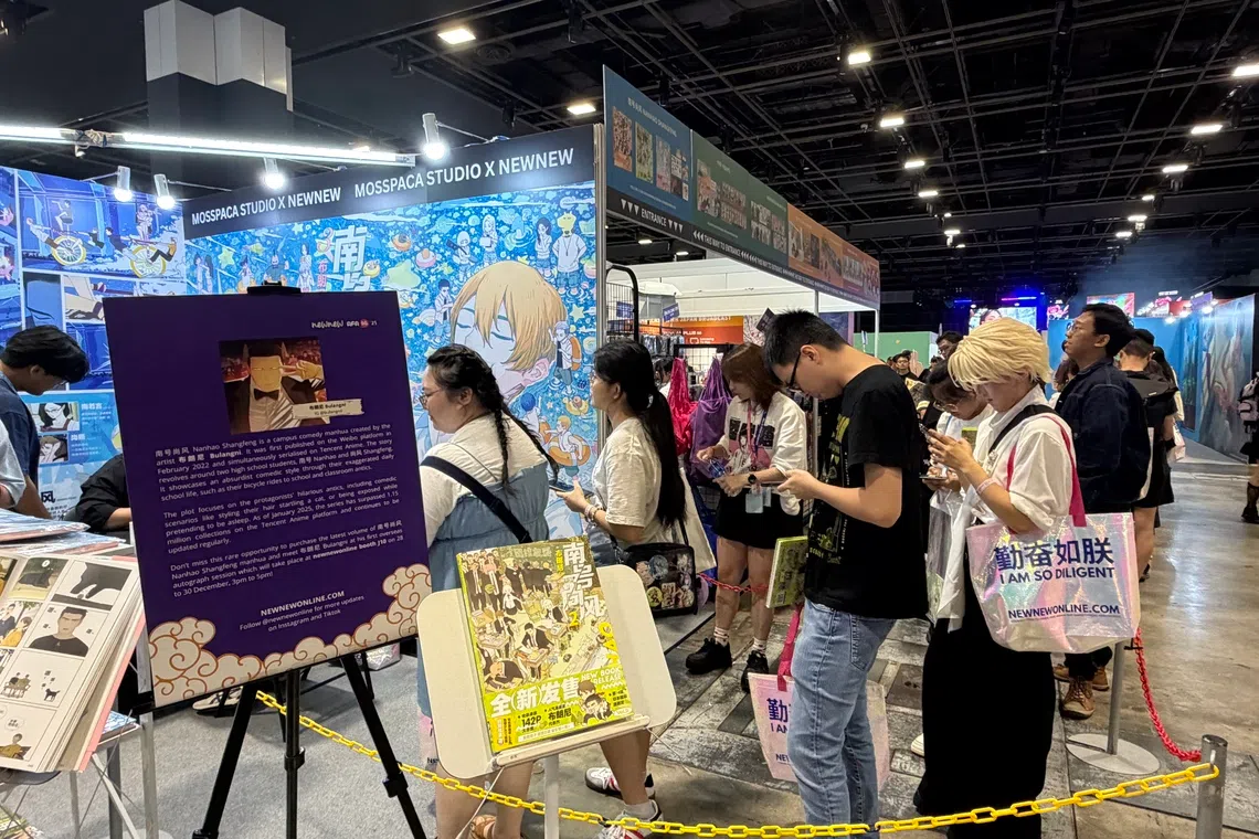 中国漫画《南号尚风》签售会进行时，鲜少露面的作者布朗尼为每位粉丝签名作画，现场排起两列长龙。（张子奕摄）