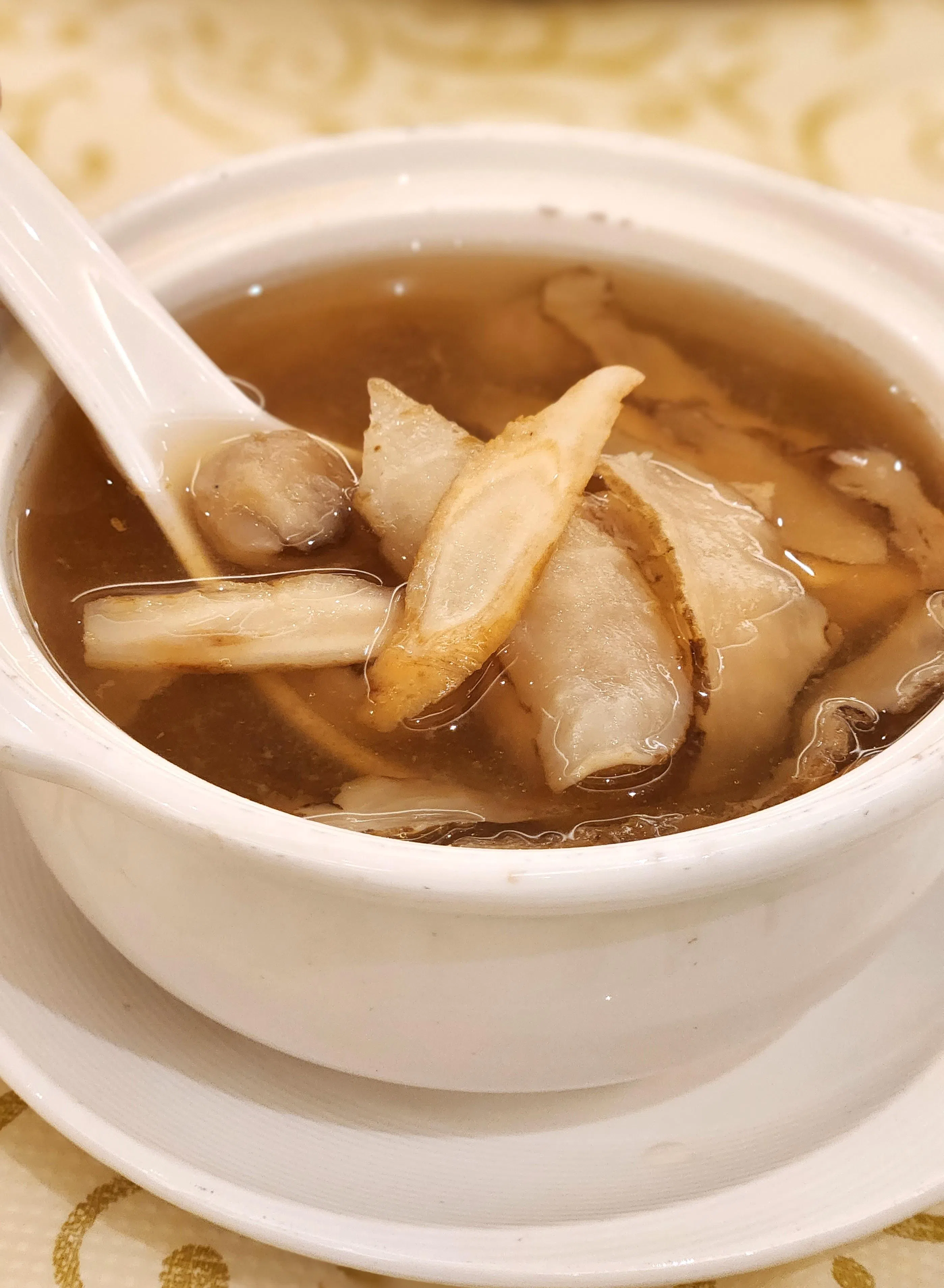 宏仁堂御膳厅的生鱼汤以泡参和玉竹等熬煮。（陈爱薇摄）