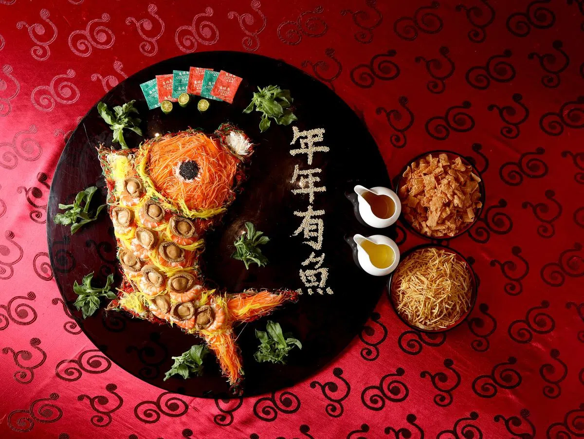 乌节大酒店中餐馆华厅鱼造型的“年年有余鲍鱼捞起”，象征年年有余。（龙国雄摄）