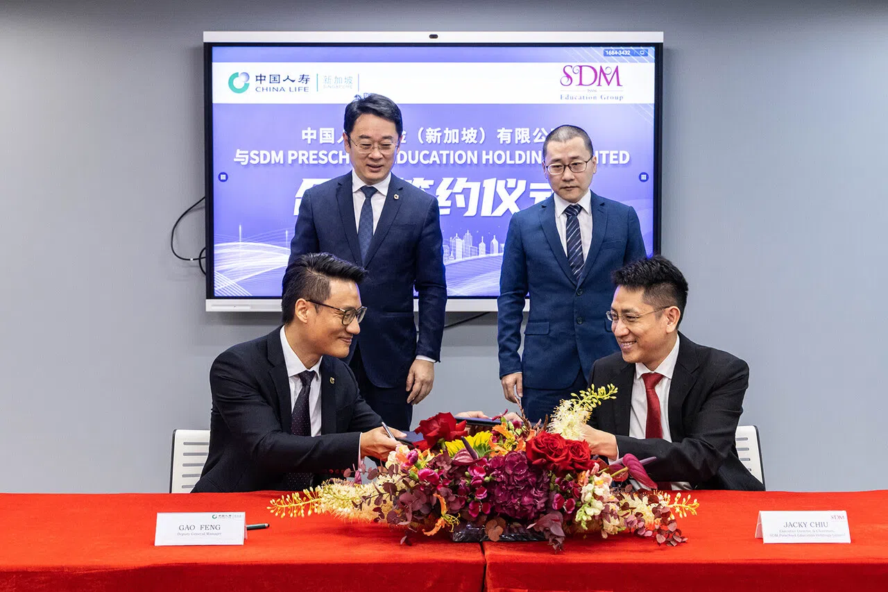 今年七月初，SDM教育集团与中国人寿新加坡签署了合作备忘录。双方代表签名后交换文件。图前排（左起）为中国人寿新加坡副总经理高峰、SDM执行董事，创始人兼主席赵家乐。后排（左起）为林向阳和张伟锵。（图/SDM提供）