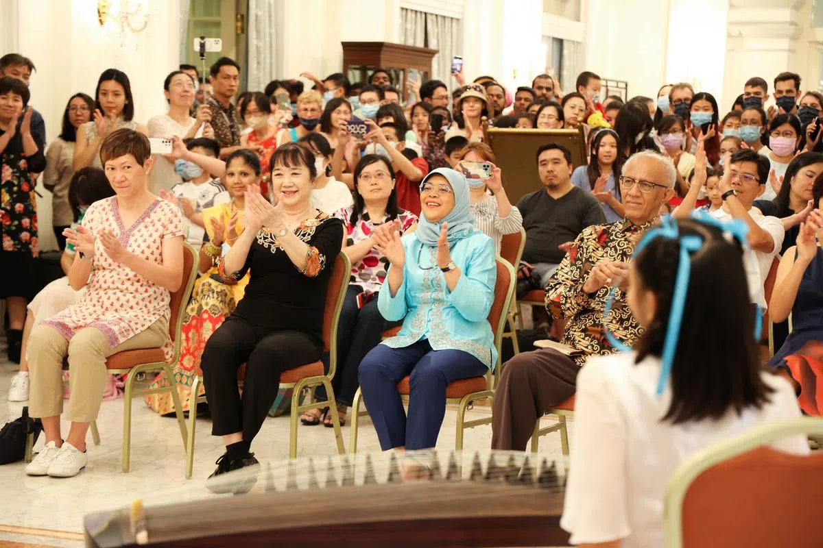 哈莉玛总统（左三）与夫婿穆罕默德（左四）在总统府主楼欣赏表演。（李冠卫摄）