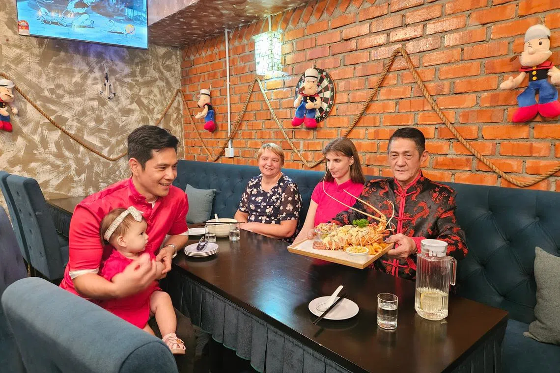 祖雄（左起）、佳娜妈妈、佳娜接受采访，祖雄爸爸在他的新山餐馆准备龙虾招待大家。（洪铭铧摄）
