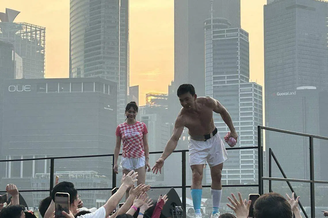 刘畊宏大方脱衣，秀出八块腹肌告别群众。（蓝靖仪摄）