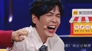 张若昀看《喜人奇妙夜2》的作品，看得开怀大笑。（互联网）