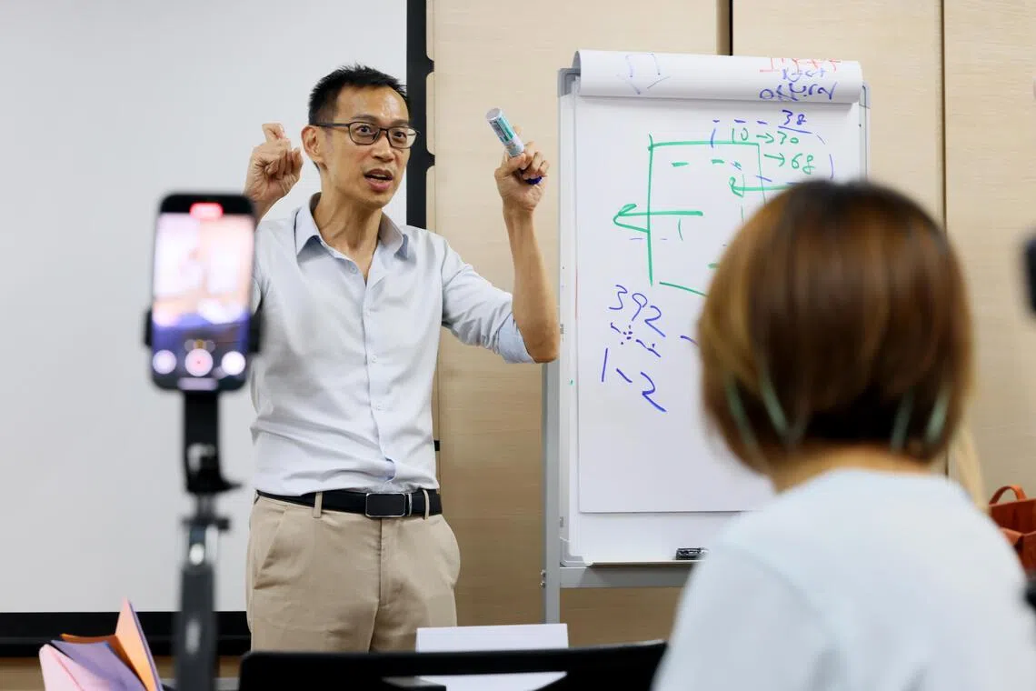 本身也是直播主的导师刘名烈，会根据学员需要及自身特质，给予意见和指导。（龙国雄摄）