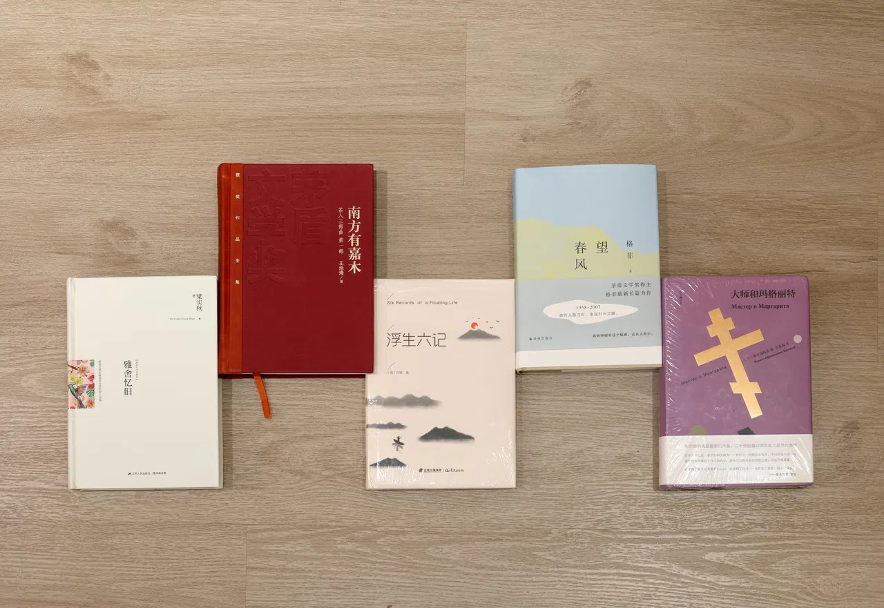 在未完成书店林滟雯推荐了五本她喜欢的书。（龙国雄摄）