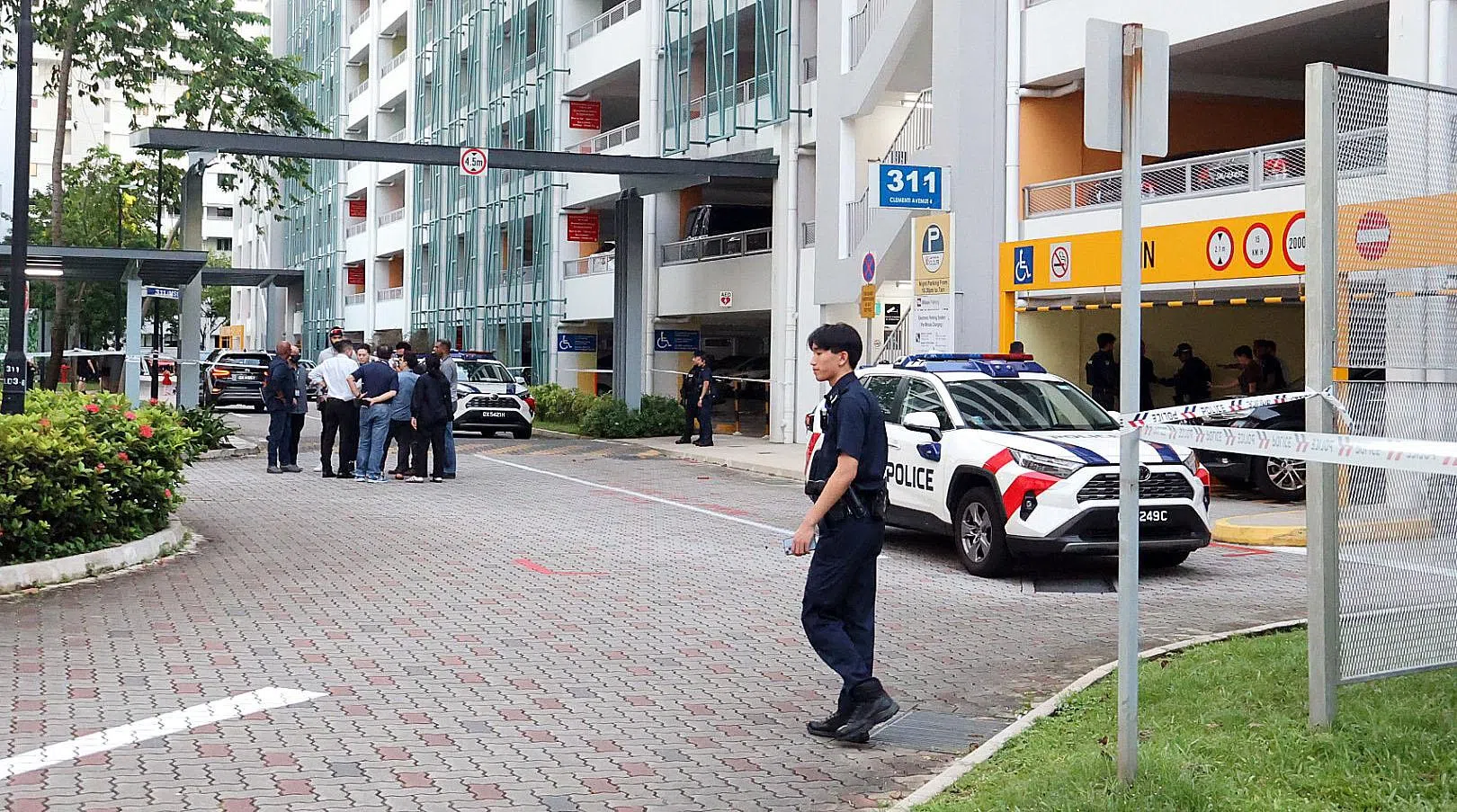 警方大范围封锁命案现场。（新明日报）