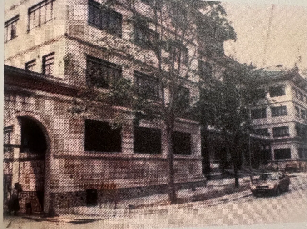 走入历史前的端蒙中学校舍外观。（取自特刊）