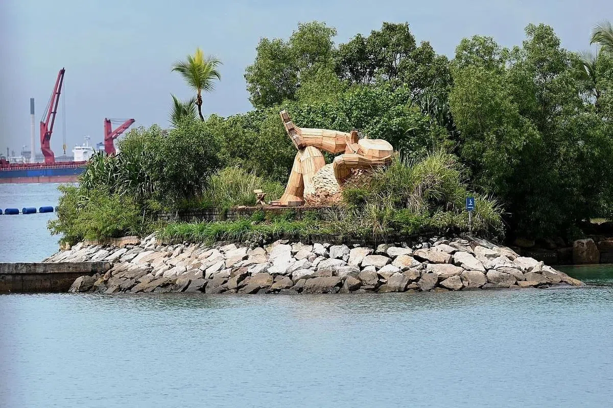 从圣淘沙巴拉湾海滩远眺翘脚的巨雕《梦想家迪伊》。（圣淘沙发展局提供图片）