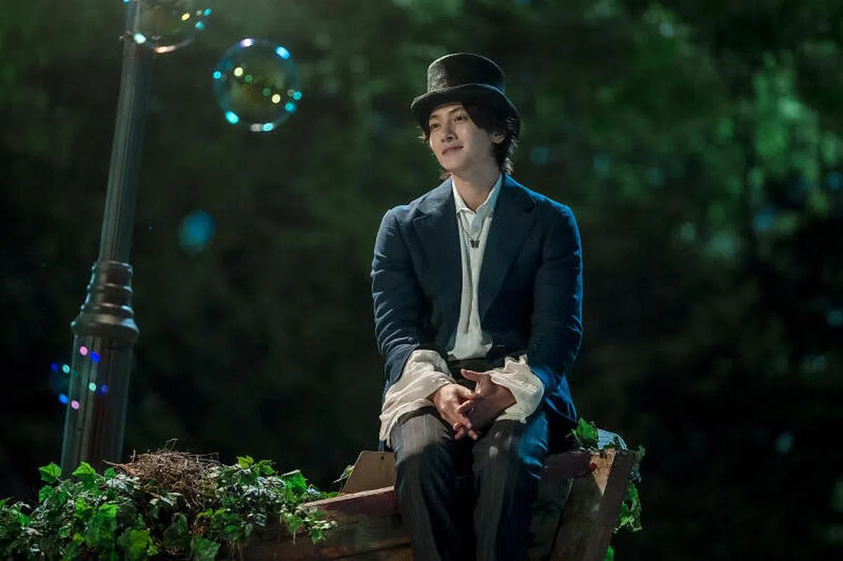 池昌旭饰演住在废置游乐场的神秘魔术师。（Netflix提供）