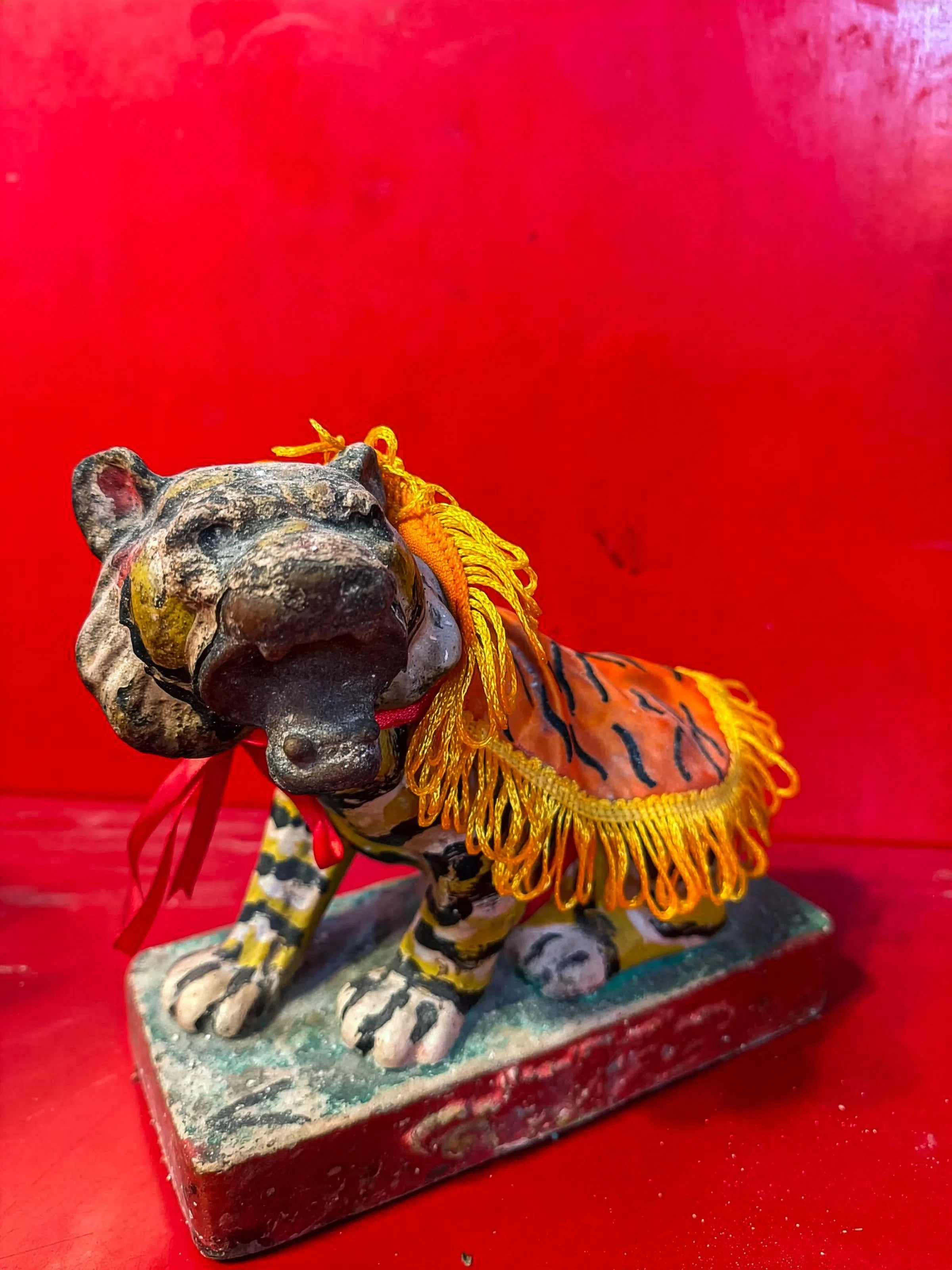 失窃虎爷石像体积小，放置在神庙殿外的虎爷坛。（梧槽大伯公庙提供）