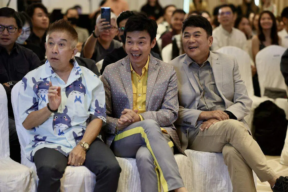 记者会播放程旭辉（左起）、李国煌和梁志强的妻子录制的影片，让三人看得津津乐道。（龙国雄摄）