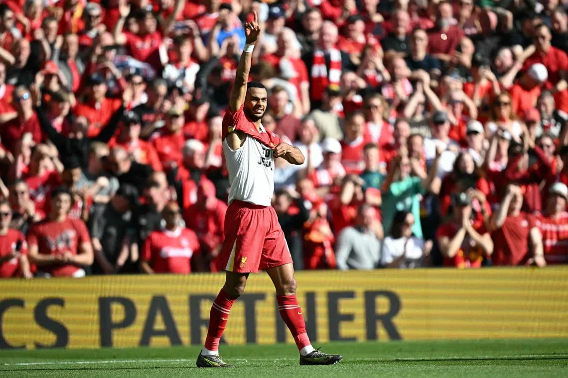 荷兰前锋哈克波为利物浦进球后脱衣庆祝。本赛季他代表红军出战31场联赛，贡献九球三助攻。（法新社）