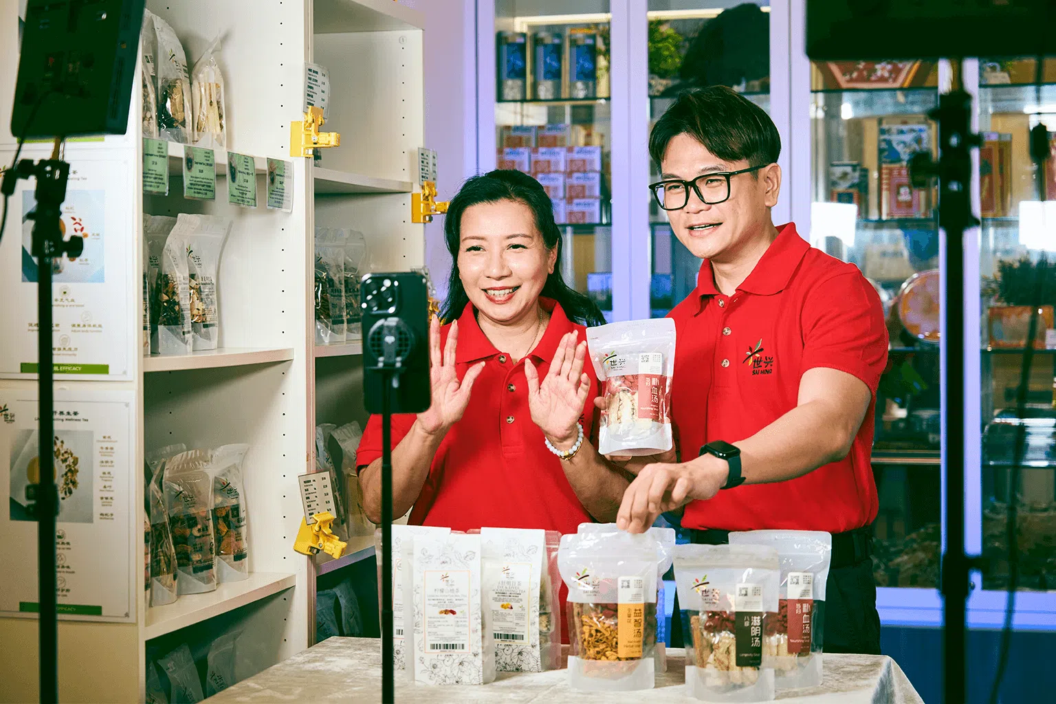 李凤君（左一）带头做直播，以身作则率领团队积极学习数码与人工智能课程，让公司业务能与时俱进。（图/新报业媒体）