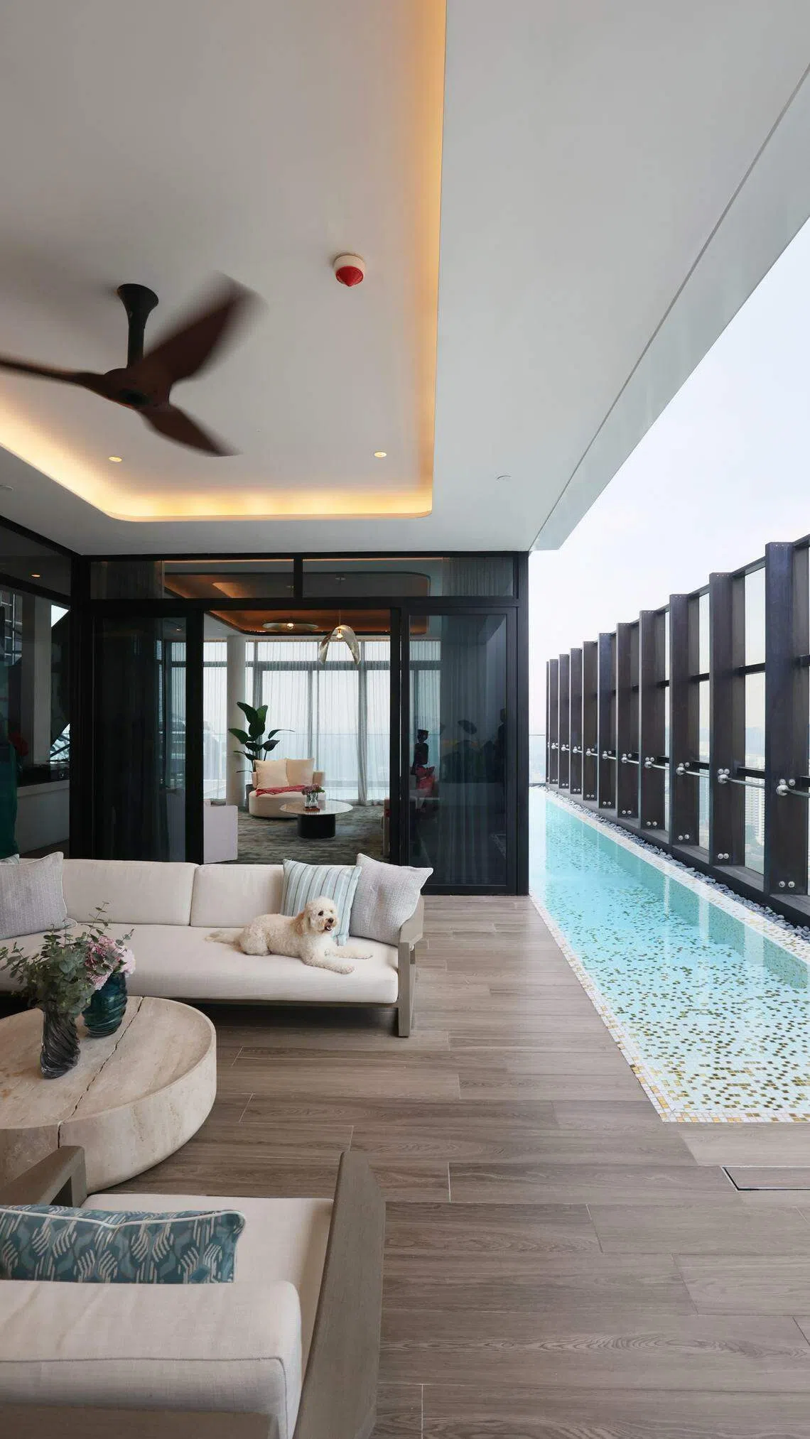 L字形泳池呈现90度的不同景观，而不仅仅是一个长长的横向视图。（龙国雄摄）