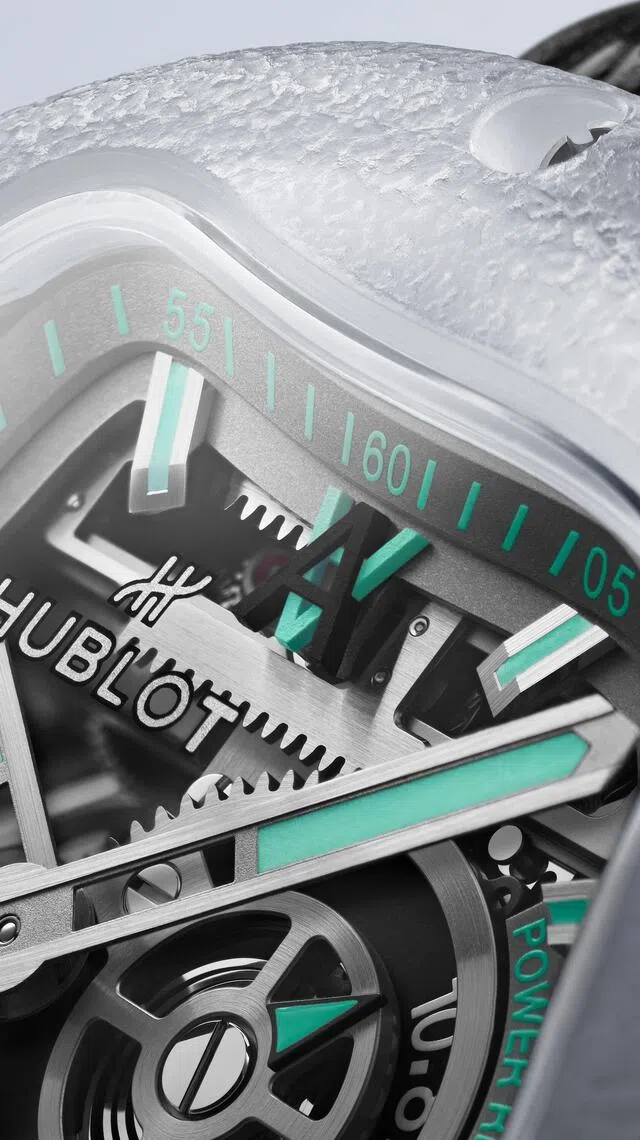 MP-17磨砂处理的蓝宝石表圈，折射出半透明光泽，宛如阳光下水滴的折光效果。（宇舶表提供）