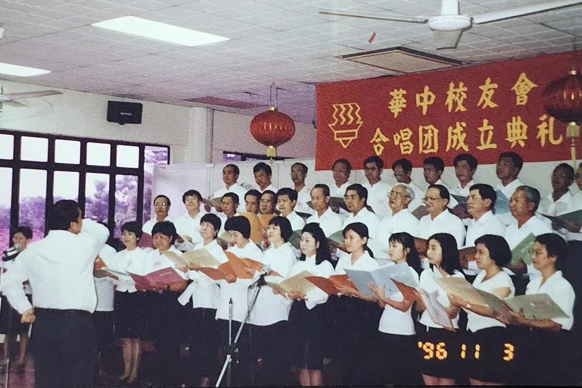 李伍华指挥华中校友会合唱团（1996年11月3日）。（作者提供）