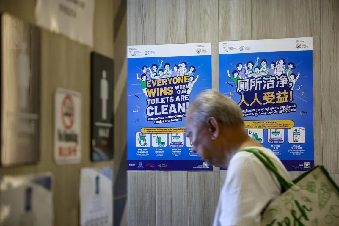 国家环境局星期四（11月21日）在信佳小贩中心启动年度公厕清洁运动。（关俊威摄）
